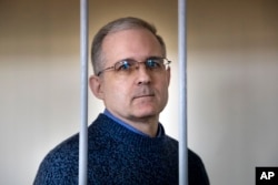 Paul Whelan, un fost infanterist marin american care a fost arestat pentru presupus spionaj la Moscova, în decembrie 2018, se află într-o cușcă în timp ce așteaptă o audiere într-o sală de judecată din Moscova, Rusia.