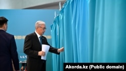 Президент Казахстана Касым-Жомарт Токаев на участке в Астане в день голосования по проекту Конституции. 15 марта 2026 года