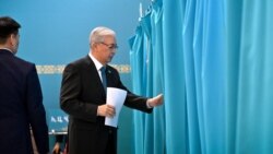 Президент Казахстана Касым-Жомарт Токаев на участке в Астане в день голосования по проекту Конституции. 15 марта 2026 года

