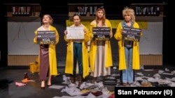 Актрисите в постановката "Код жълто" - Анелия Луцинова, Весела Бабинова, Екатерина Лазаревска и Аня Пенчева