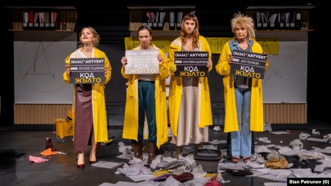 Актрисите в постановката "Код жълто" - Анелия Луцинова, Весела Бабинова, Екатерина Лазаревска и Аня Пенчева