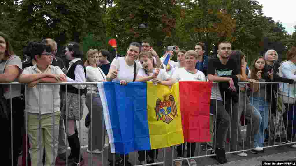 Vremea la Chișinău de Ziua Independenței nu a fost tocmai prietenoasă, însă ploaia s-a oprit chiar înainte de paradă. Câteva mii de persoane au participat la paradă.<br><br>