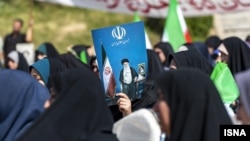 تصویر علی خامنه‌ای، رهبر کشته‌شدهٔ جمهوری اسلامی، در یک مراسم حکومتی در کرج