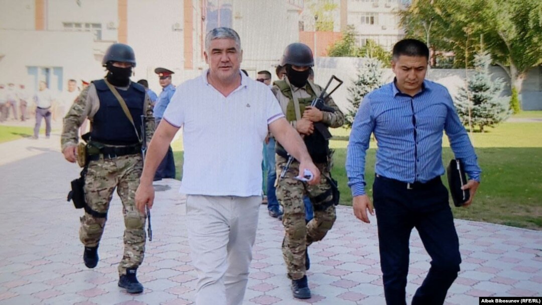 Курсана Асанова ведут в суд для избрания меры пресечения. 16 сентября 2021 года. 