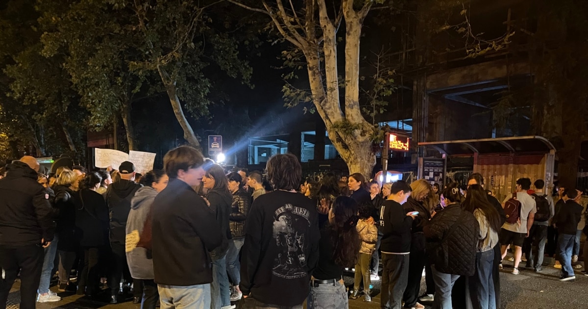 თბილისში დადიანის ქუჩაზე მე-10 სკოლის მოსწავლეებმა და მათმა მშობლებმა კვლავ გადაკეტეს გზა