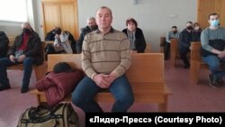 Салігорац Аляксандар Каратчэня сьцьвярджаў, што проста сядзеў на лаўцы, калі побач пачаліся пратэсты. Яго адправілі ў калёнію на тры гады. Фота — «Лідэр-прэс»