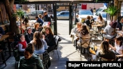 Disa qytetarë në një kafene në Prishtinë. Mars 2021. 