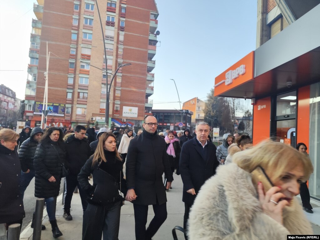 Grumbullit të qytetarëve në veri iu bashkua edhe kryetari i Listës Serbe, Zllatan Ellek, që u printe drejt qendrës së votimit në shkollën "Sveti Sava".