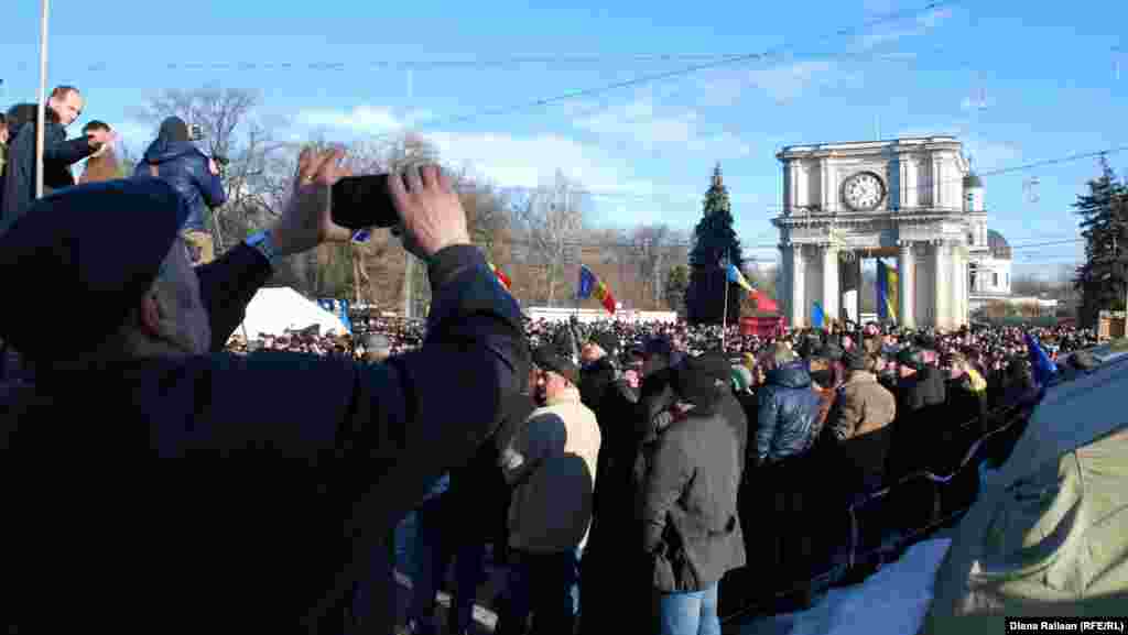 În Piaţa Marii Adunări Naţionale protestează membrii şi susţinătorii Platformei DA.