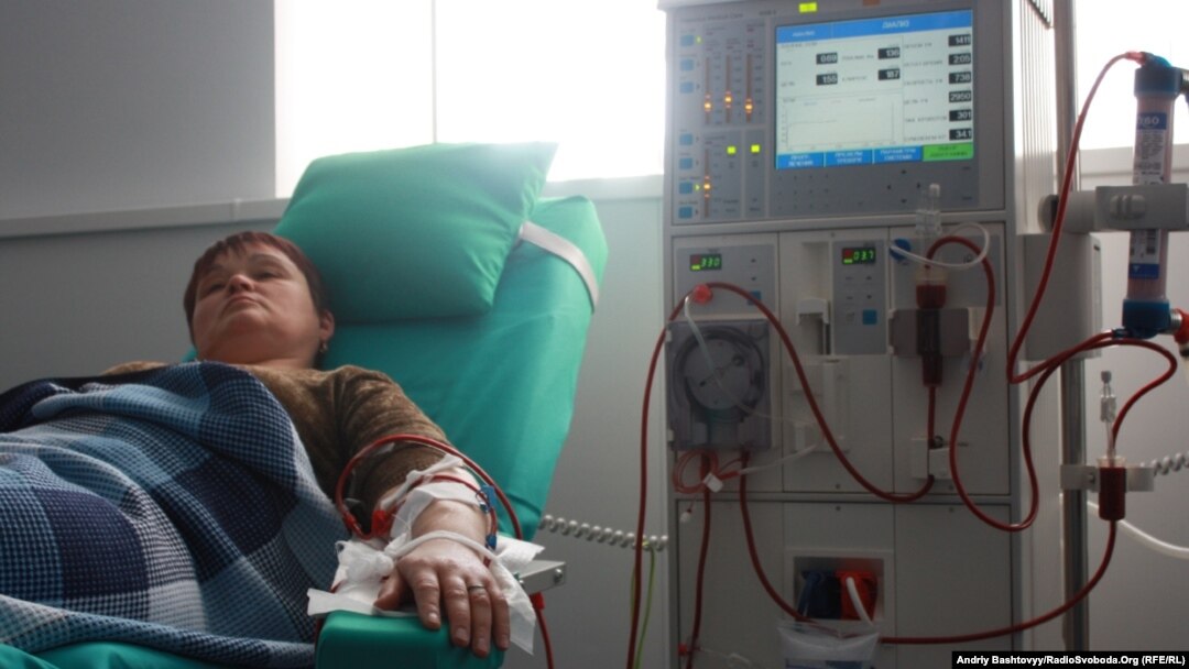 Ukraynada hemodializ xəstəsinin dializ prosesi, 13 aprel 2011