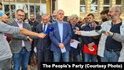 Zdravko Ponos, aktuelni predsednički kandat "Ujedinjeni za pobedu Srbije", odgovora na pitanja novinara ispred suda u Beogradu tokom procesa zbog policijskog maltretiranja jednog opozicionog aktiviste 1. oktobra 2021.