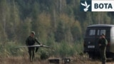Një ushtar bjellorus mban një dron gjatë stërvitjeve të përbashkëta ushtarake ruso-bjelloruse muajin e kaluar.