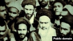 Fotografija sa Facebook stranice alatolaha Homneia na kojoj se nalaze on i ajatolah Homeini