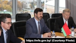 Намесьнік міністра замежных справаў Беларусі Сяргей Лукашэвіч (у цэнтры)