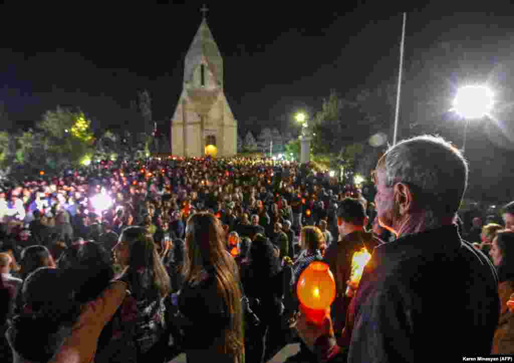 Armenia susține că acest conflict rămâne nerezolvat, deoarece nu există încă un acord cu privire la statutul regiunii Nagorno-Karabakh, motivul principal al disputelor. În fotografie, sute de persoane participă la o slujbă de comemorare în cimitirul Yerablur din Erevan, în seara zilei de 26 septembrie. &nbsp;