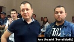 Grigore Petrenco (stânga) și Alexandr Roşco, unul dintre coechipierii fostului deputat comunist, în sala de judecată