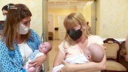 Немовлята, народжені українськими сурогатними матерями, дочекалися своїх біологічних батьків – відео