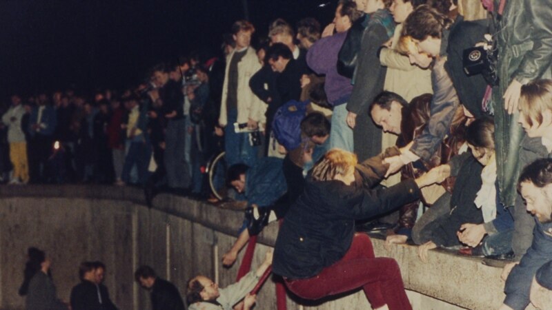 Berlin 1989: Diwara garşylyk görkezen doganlar