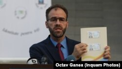 Chestorul de poliție Cătălin Aurel Giulescu prezentând cartea biometrică de identitate, București, 4 august 2021