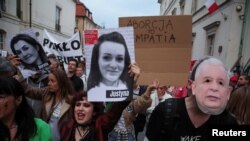 Tiltakozás az abortusztörvény ellen a fiatal nő halála után Varsóban 2023. június 14-én