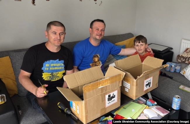 Viacheslav Semeniuk (majtas) me një vullnetar tjetër duke u përgatitur për një seancë çmontimi të cigareve elektronike njëpërdorimëshe.