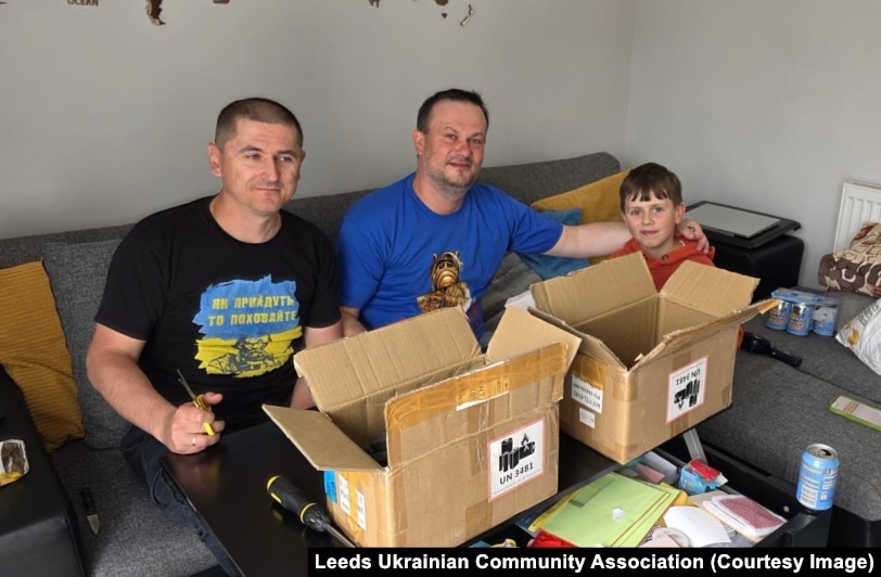 Viacheslav Semeniuk (majtas) me një vullnetar tjetër duke u përgatitur për një seancë çmontimi të cigareve elektronike njëpërdorimëshe.