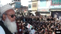 The leader of an Islamic political party in Swat, Qari Abdul Waheed, addresses residents after the deal was struck on Shari'a law.
