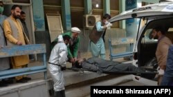 Punëtorë të spitalit zhvendosin trupin e një punëtori nga grupi etnik Hazara, i cili u vra në një sulm nga persona të armatosur të panjohur, në rrethin Surkh Rod në veri të Provincës Nangarhar më 4 mars 2021.