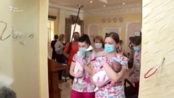 Дети, рожденные суррогатными матерями, дождались родителей