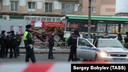 Автобус, въехавший в остановку в Москве. 29 декабря 2017 года.
