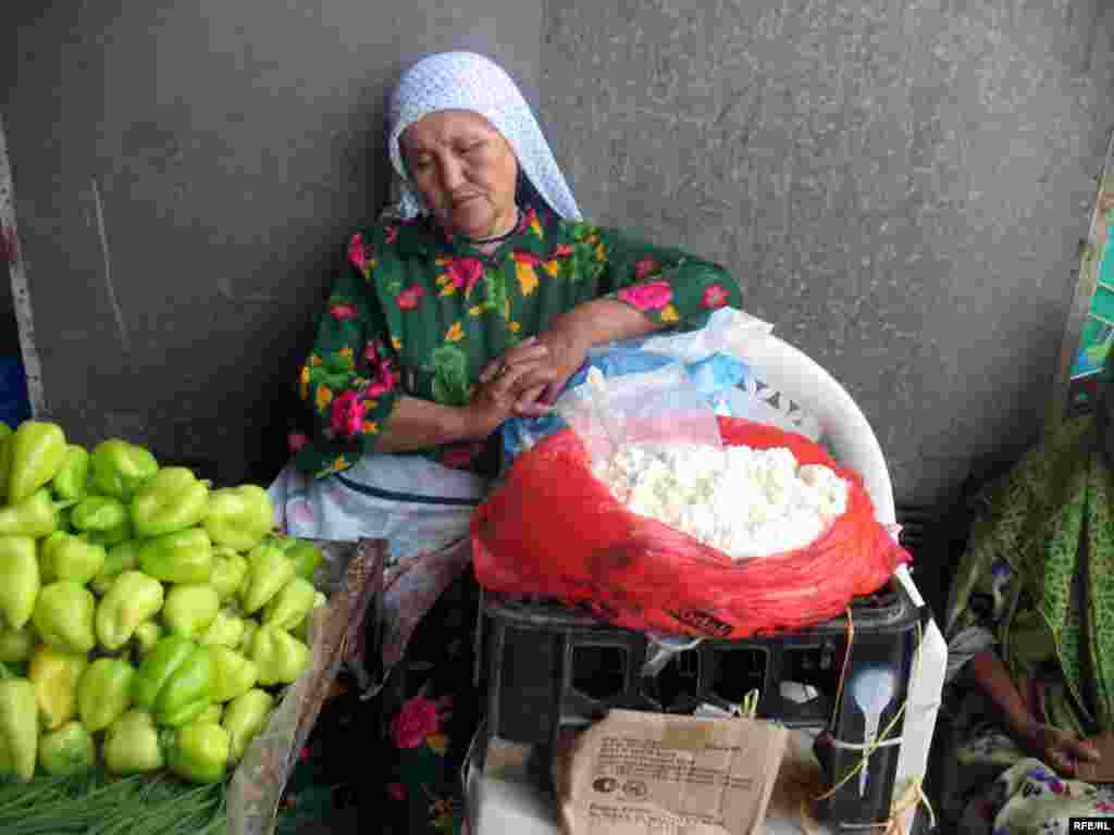 Дар бозор - Tajik - Tavildara, a seller at the local market - 16Jul2009