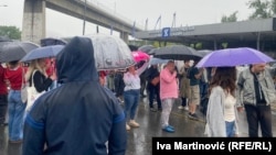 Blokada ispred Beogradskog sajma pre nego što je demonstante sa kolovoza sklonio kordon policije pod maskama, 17. jul 2025.