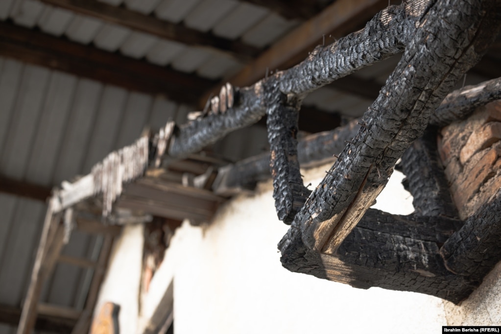 Shenjat e djegies po ashtu janë të dukshme nëpër trarët e njërës nga shtëpitë.