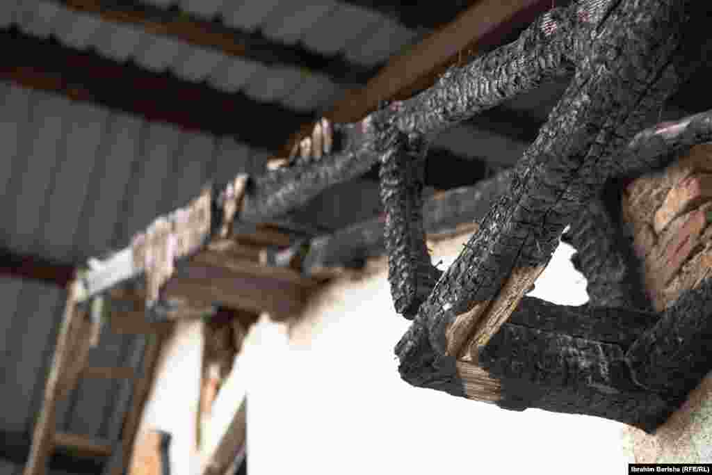 Shenjat e djegies po ashtu janë të dukshme nëpër trarët e njërës nga shtëpitë.