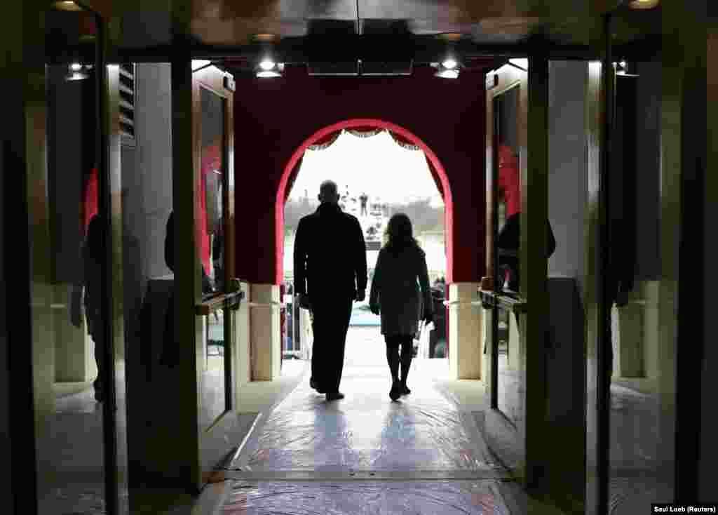 Дублёры абранага прэзыдэнта ЗША Джо Байдэна і ягонай жонкі Джыл Байдэн удзельнічаюць у генэральнай рэпэтыцыі 59-й інаўгурацыі прэзыдэнта ЗША на Капітоліі ў Вашынгтоне, ЗША, 18 студзеня 2021 года.