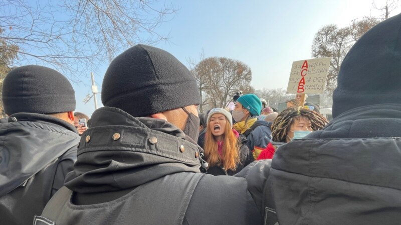 Кеттлинг митингующих 16 декабря в полиции Алматы объяснили «неподчинением»