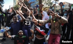 Protestatari împotriva Legii Finanțelor la Nairobi, după ce poliția a folosit gaze lacrimogene pentru a-i împrăștia, la 25 iunie.