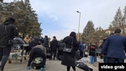 خانواده‌های کشته‌شدگان اعتراضات ایارن در حال جستجوی پیکر عزیزان خود در پزشکی قانونی تهران در کهریزک