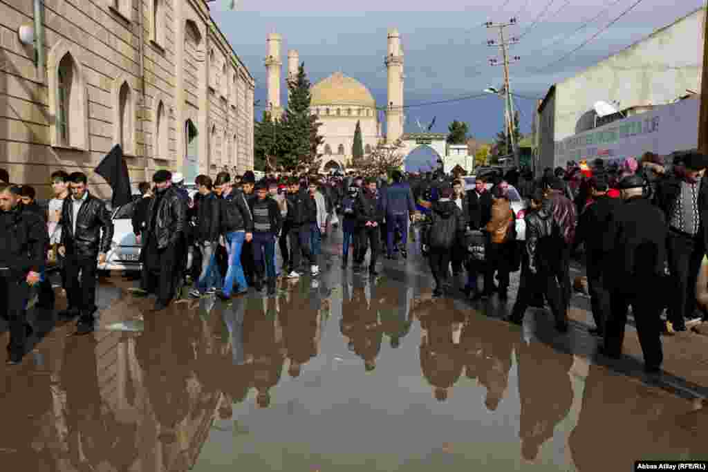 Mərasim bitdikdən sonra məsciddən qayıdan insanlar