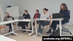 Удзельнікі круглага стала: Сьцяпан Стурэйка, Ірына Сухій, Тацяна Новікава, Яніна Мельнікава, Тацяна Шчытцова.