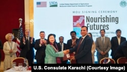 امريکايي چارواکو د فبرورۍ پر ۱۸مه په کراچۍ کې د سيند له حکومت سره د ۸۰ مېليونه ډالرو پروژې تفاهمليک لاسليک کړ.