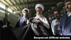 بازدید امام جمعه شهرکرد از کارخانه حجاب در دی ماه ۹۶