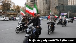 Demonstranti na motorima sa iranskim zastavama protestuju u Teheranu protiv napada na Iran.