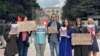 Учасники пікету у Женеві проти візиту російської делегації 