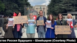 Учасники пікету у Женеві проти візиту російської делегації