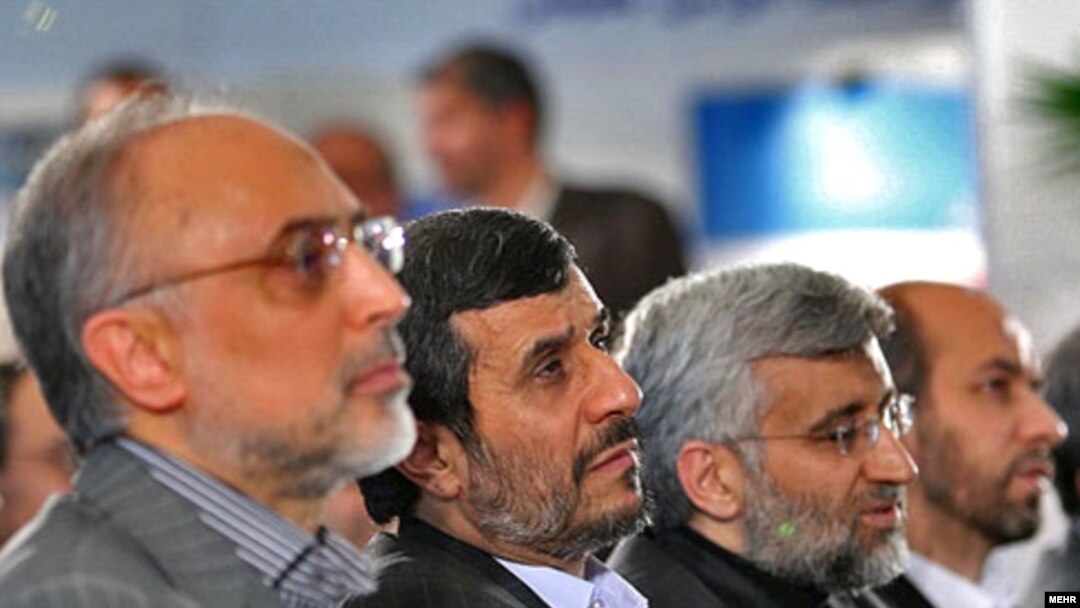 علی‌اکبر صالحی (چپ)، محمود احمدی‌نژاد و سعید جلیلی در افتتاحیه نمایشگاه دستاوردهای لیزری
