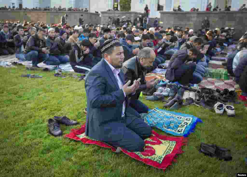 Алматының Үзәк мәчете янында гает намазы