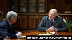 ჯონ კოული (მარცხნივ) და ალიაქსანდრ ლუკაშენკა. მინსკი, 12 დეკემბერი, 2025.