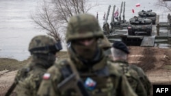 Soldați polonezi participând la exercițiul militar NATO DRAGON-24 din Korzeniewo, nordul Poloniei, pe 4 martie 2024.
