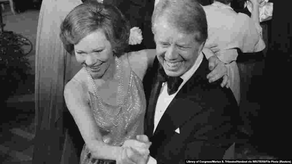 Jimmy Carter amerikai elnök és Rosalynn Carter first lady táncol a Fehér Ház kongresszusi bálján 1978. december 13-án.&nbsp;Ő volt az első first lady, aki kiemelt közpolitikai kérdésként kezelte a mentális egészséget. 2023 őszén hunyt el